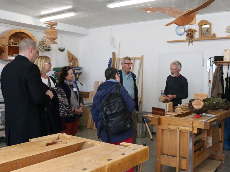 Die Diakonie-Mitarbeitenden der BSF Saarbrücken führten die Gäste am Tag der offenen Tür durch Schulungsräume, Küche und Holzwerkstatt und erklärten ihnen die intensive Begleitung der Jugendlichen, um