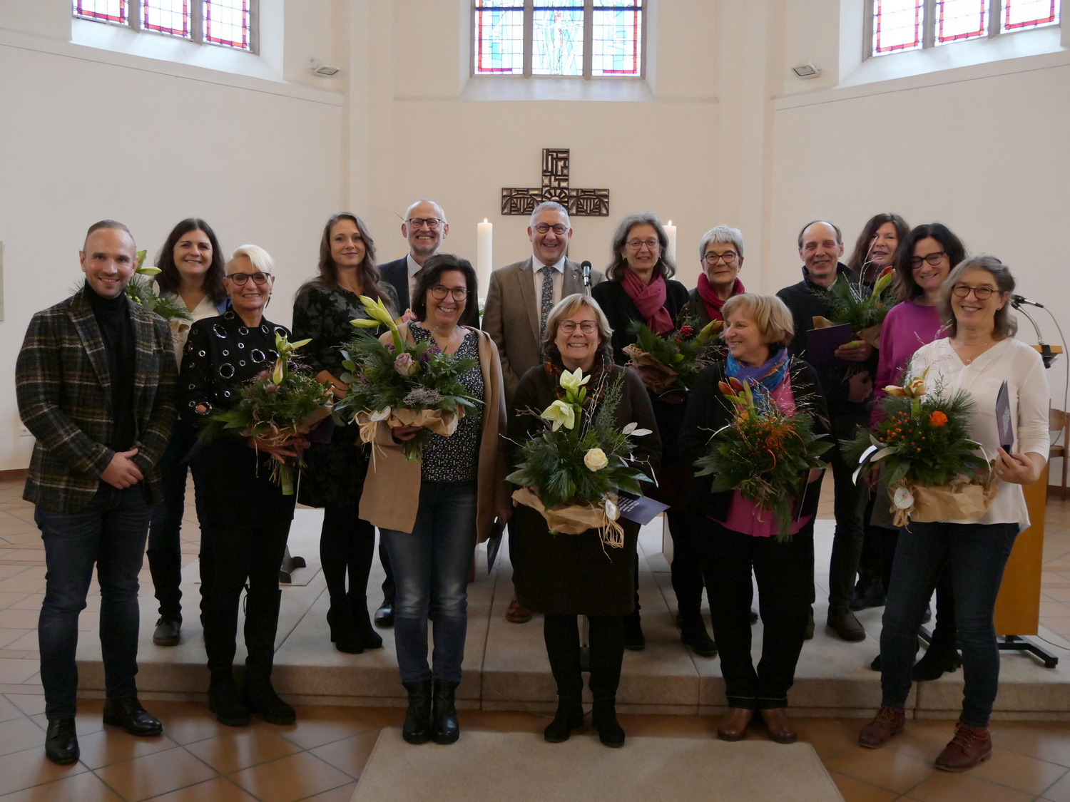 Langjährige Mitarbeitende der Diakonie freuen sich über die Auszeichnung mit dem Goldenen Kronenkreuz