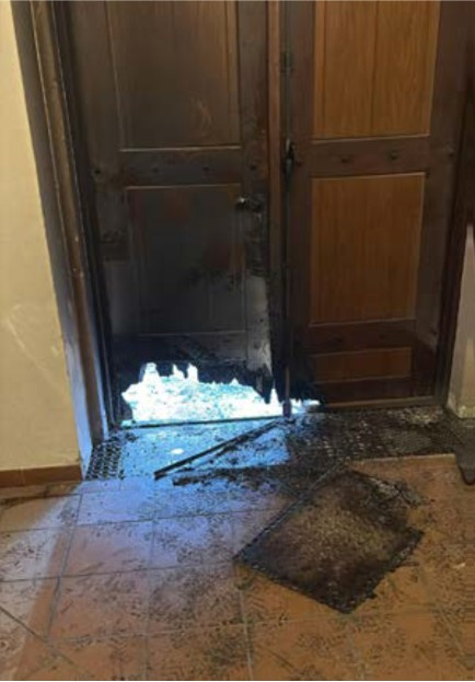 Vor dem Haupteingang der Christuskirche wurde ein Brandsatz geworfen (Foto: H. Thissen)