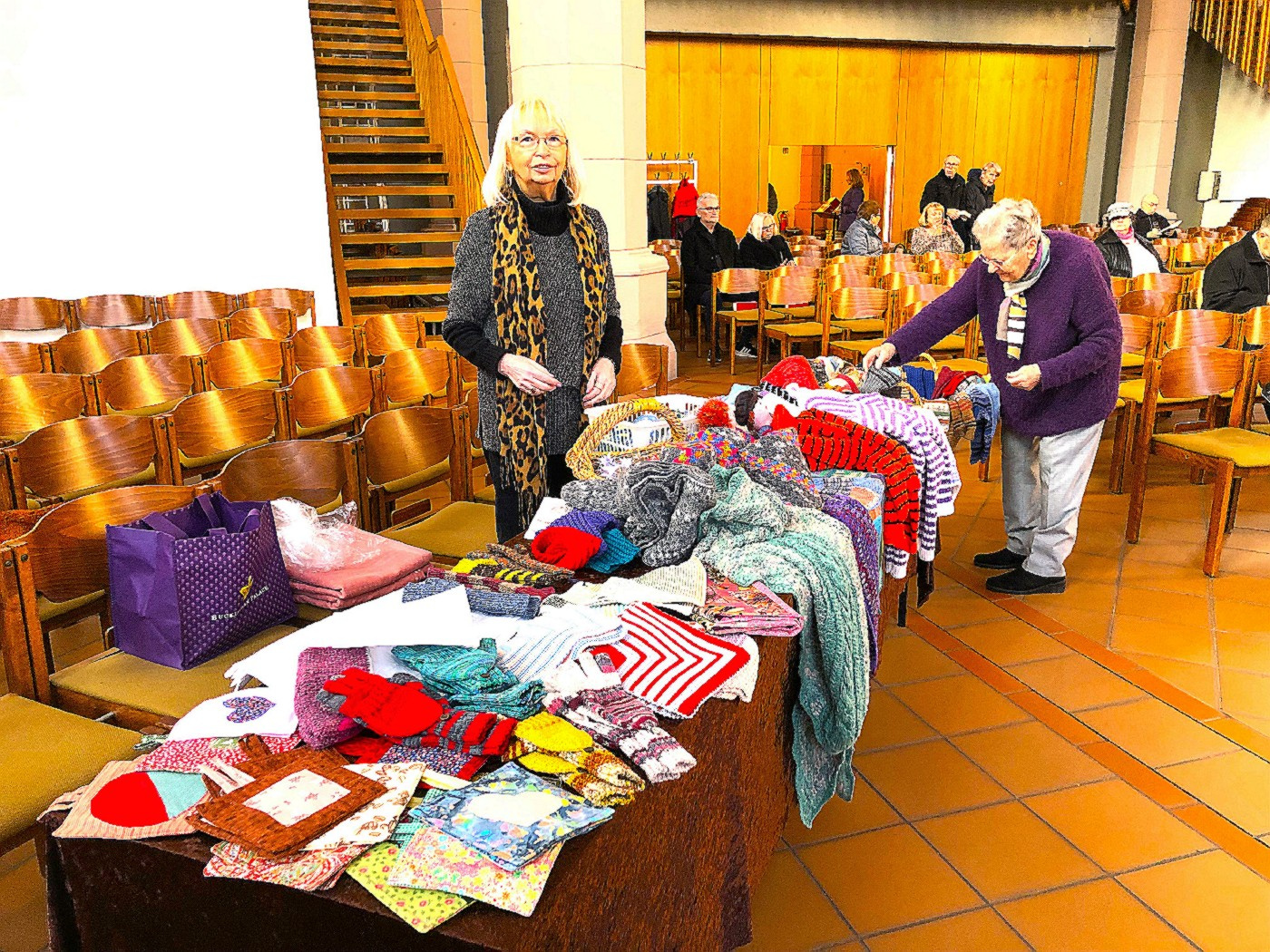 Der Handarbeitskreis, Innenstadt in der Christuskirche beim Verkauf von Pullover, Strümpfe, Mützen und Schals