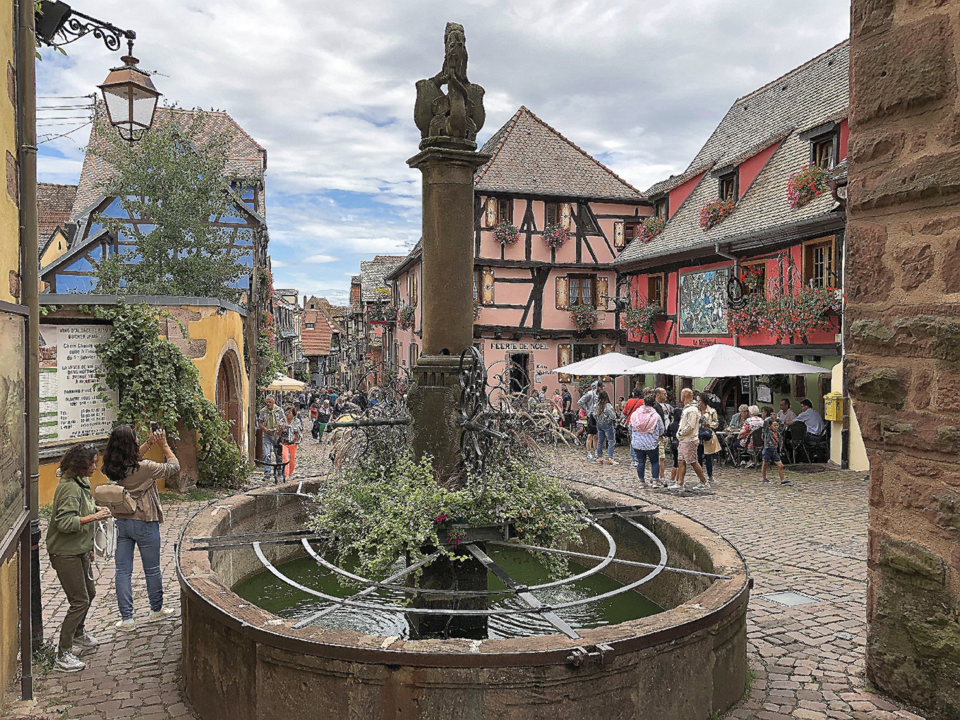Das elsässische Städtchen Riquewihr mit seiner mittelalterlichen Altstadt (Fotos: H. - J. Strack)
