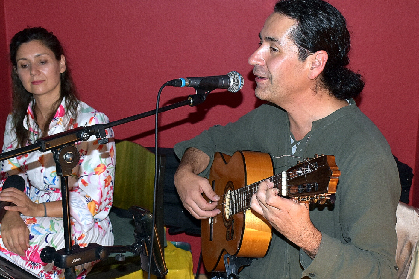 Lobo Guerrero gemeinsam mit seiner Frau Bettina mit spanischer Musik und Liedern