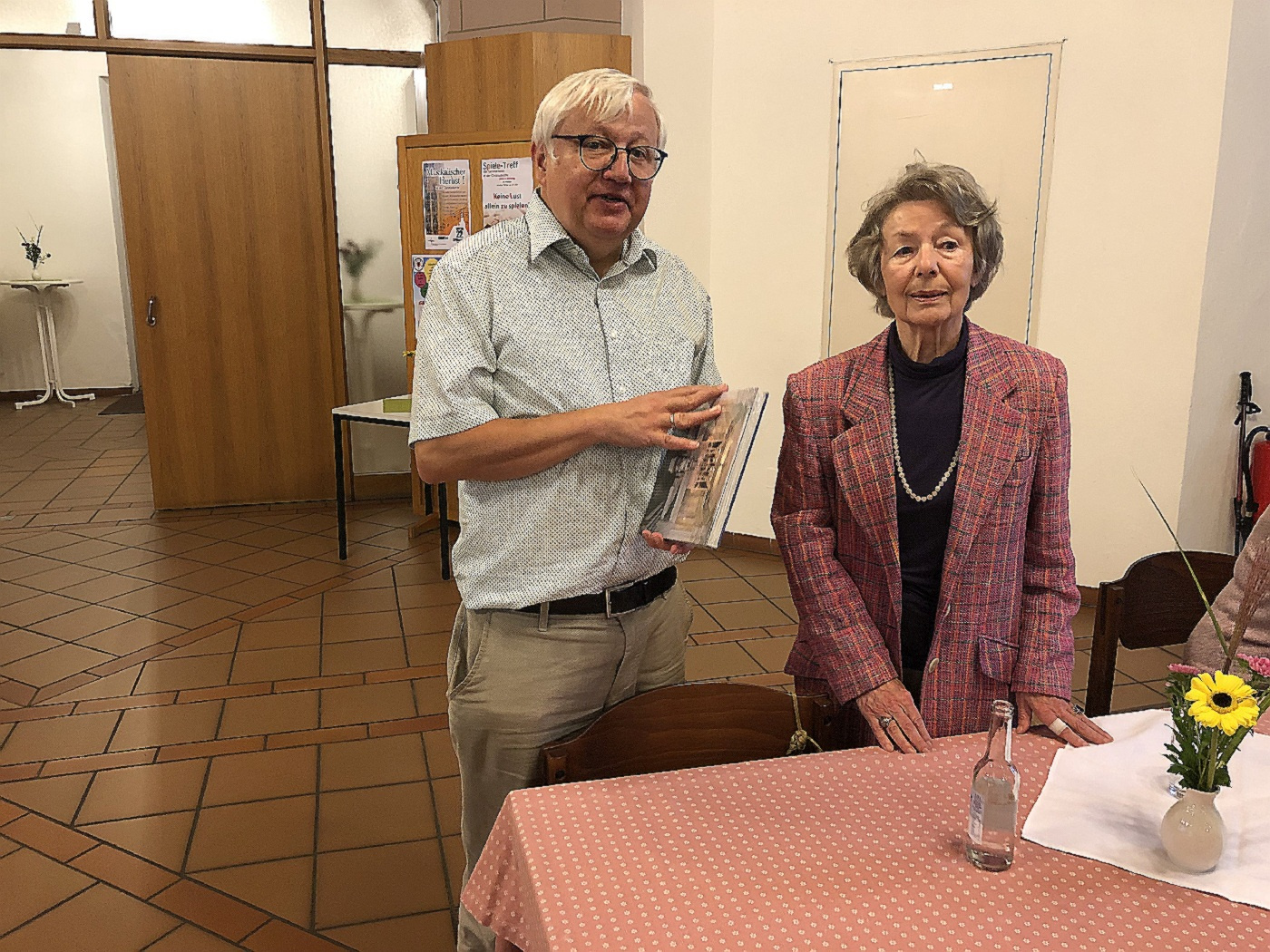 Hannelore Seiffert führt Begegnungskreis durch die Ausstellung