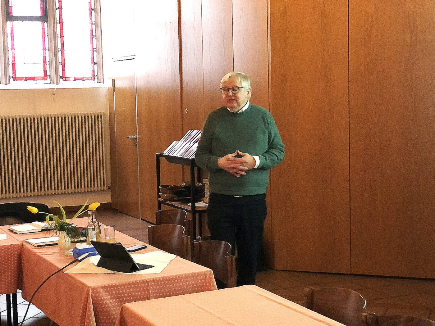 Pfarrer Uwe Schmidt referierte im Begegnungskreis (Fotos: H. - J. Strack)