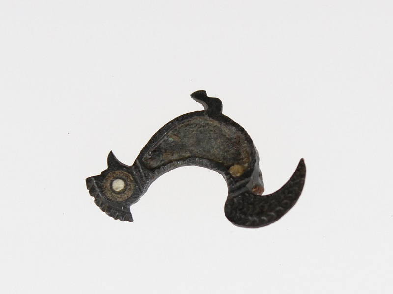 Auch eine Fibel in Form eines Hähnchens ist in der Ausstellung zu sehen, Foto: Landesdenkmalamt