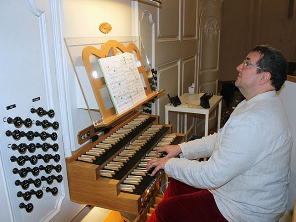 Kantor Ulrich Seibert an der Ludwigskirchen-Orgel, Foto: RADIO SALÜ