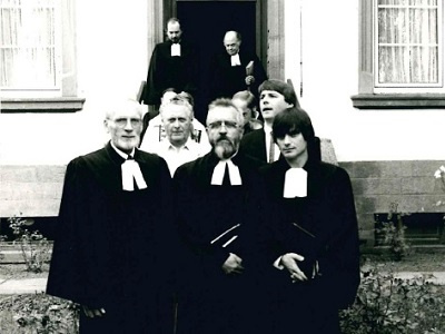 Reinhold Wawra (r.) am Tag seiner Ordination mit Vorgänger Friedel Aring (l.) und Horst Jung (M.), Foto: Sonntagsgruß-Archiv/Bild
