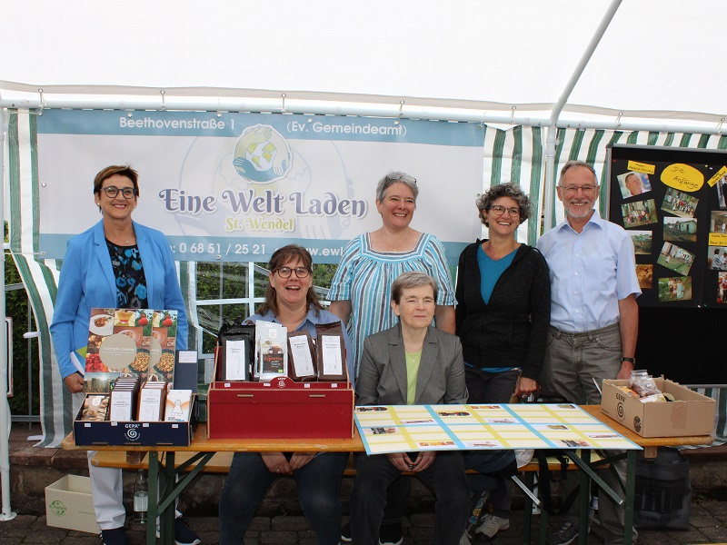 Mitglieder des St. Wendeler Eine-Welt-Laden-Teams mit der Kreistagsabgeordneten des Landkreises St. Wendel, Martina Weiand (l.)