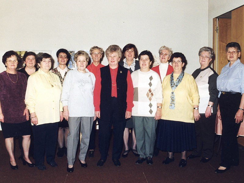 Funktionsträgerinnen der Frauenhilfe Walpershofen im Jahr 1998, mit Brunhilde Sander (M.) und Ingrid Siegwart (4.v.l.), Foto: Marc Kettenmann
