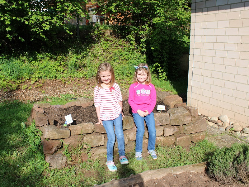 Lucie und Mia (v.l.) kennen schon alle Gemüsesorten und Kräuter, die im Garten der Kita angebaut werden, Fotos: evks/Eulenstein