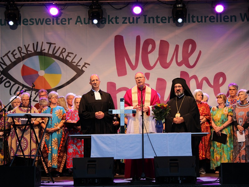 Präses Dr. Thorsten Latzel, Bischof Dr. Stephan Ackermann und Bischof Emmanuel von Christoupolis beim Segensgebet des ökumenischen Gottesdienstes
