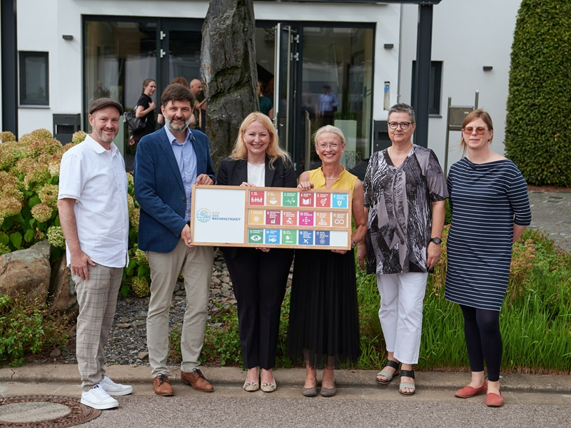 Das Team der Ev. Kita Spiesen nahm das Zertifikat von Ministerin Christine Streichert-Clivot (3.v.l.) entgegen, Foto: MBK