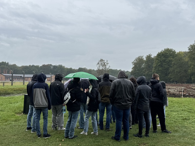Eine Gruppe in Auschwitz-Birkenau, Foto: aej saar/Philipp Lavall