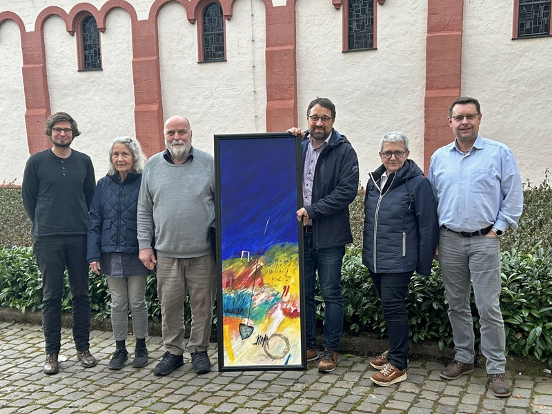 Philipp Kirsch (PastoR Merzig), Marliese u. Uwe Appold, Kooperator Michael Meyer, Marliese Klees und Gemeindereferent Thomas Kaspar bereiten den Ausstellungszyklus in der Kirche St. Peter Merzig vor,