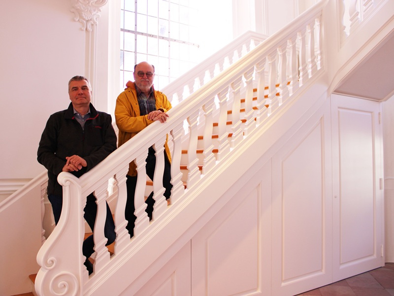 Martin Wendt und Peter Böttcher in der Ludwigskirche - die unauffälligen Einbauschränke gehören zum Baukonzept, Foto: evks/Eulenstein