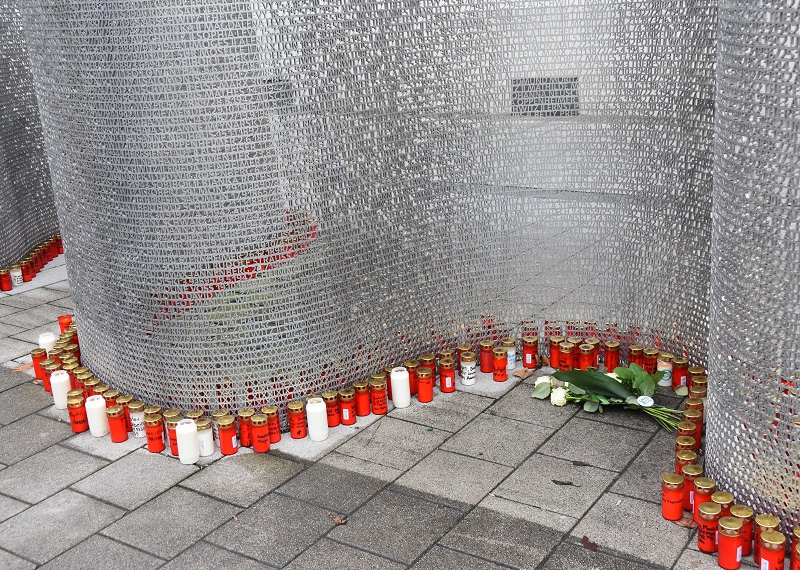 Kerzen erinnern am 'Band der Erinnerung' auf dem Platz vor der Synagoge an die 2000 NS-Opfer aus dem damaligen Saargebiet