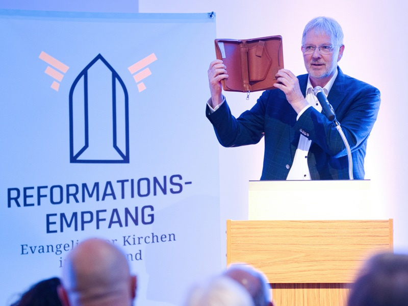 Arnd Henze mit dem als Bibel getarnten Waffenholster, Foto: Thorsten Tanto