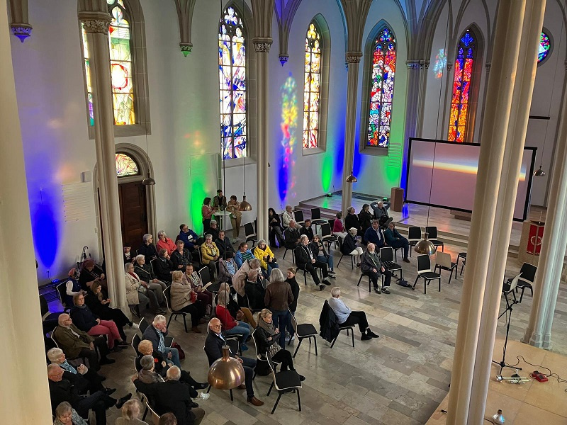 200 Menschen besuchten über den Abend die Earth View in der Protestantischen Stadtkirche in Homburg, Foto: Petra Scheidhauer