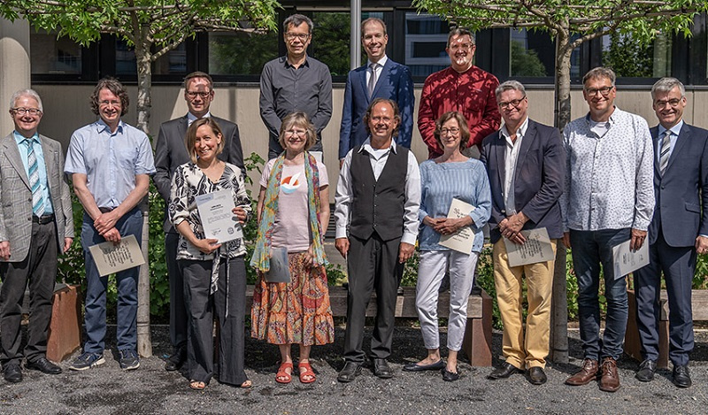 Die neuen Kirchenmusikdirektor:innen mit Ulrich Cyganek (l.) und Dr. Johann Weusmann (r.), Foto: EKiR / Marcel Kuß