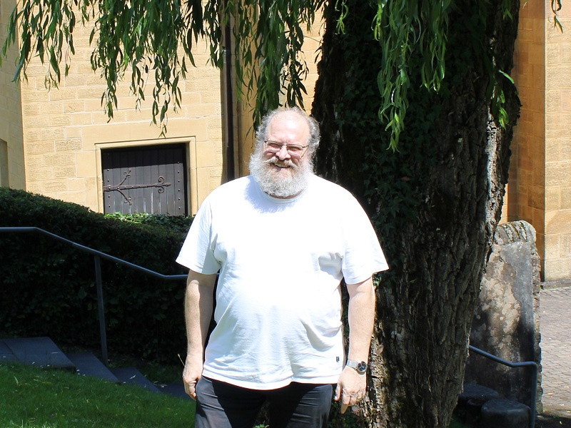 Rolf Kiwitt vor der Evangelischen Kirche Sulzbach, Foto: evks/Eulenstein