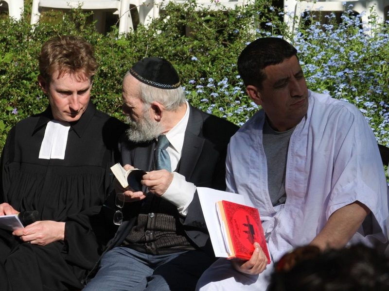 Mitwirkende Geistliche der verschiedenen Religionen beim Interreligiösen Friedensgebet „auf der Grenze“ 2023